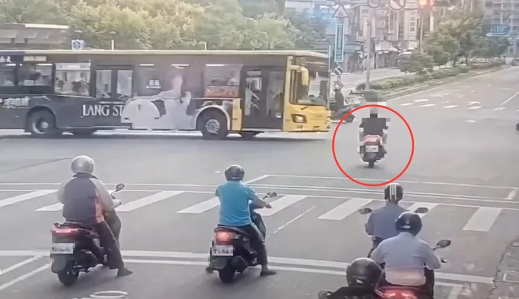 陳姓騎士獨自一人搶快闖出紅燈，於路口與公車碰撞。翻攝畫面