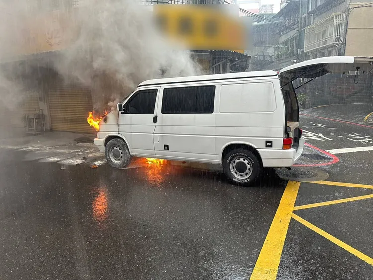 鳳小岳駕駛的廂型車昨突然火燒車。民眾提供