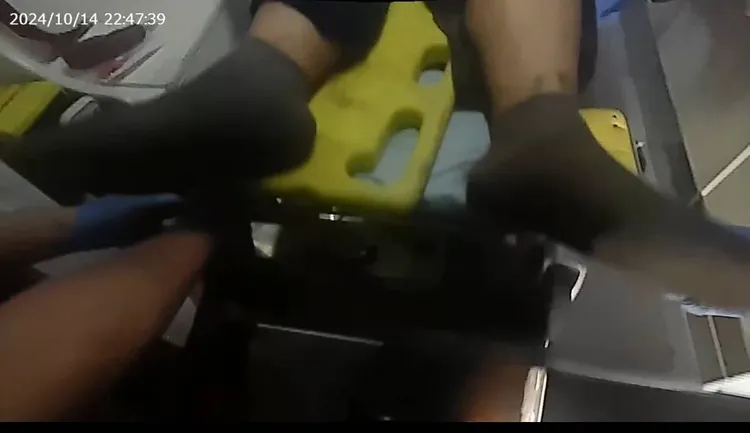 遭槍傷的男子被緊急送醫急救。翻攝畫面