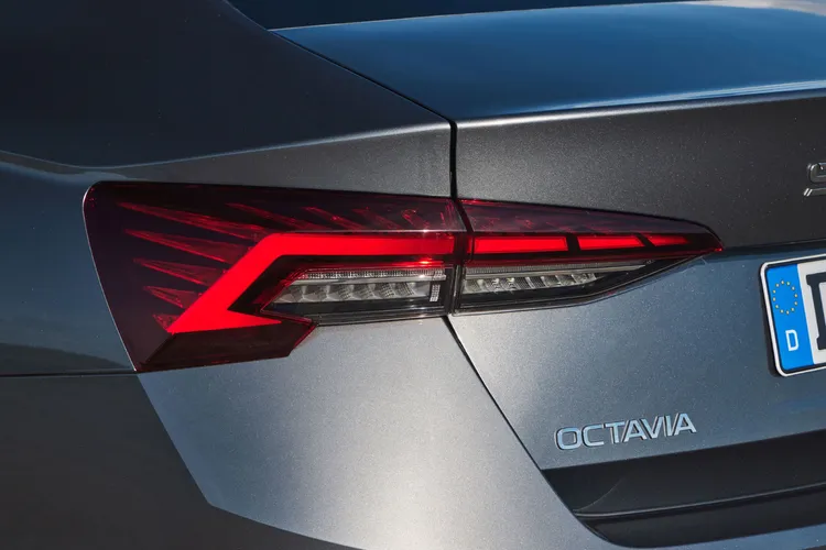 全新設計的動態序列式LED尾燈，展現引人注目的感官視覺魅力。原廠照片