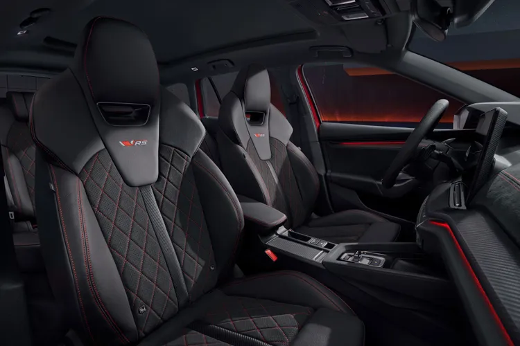 Suedia跑車座椅以紅色滾邊縫線精細點綴，雙前座更是配備了八向電動調整，並內建兩組記憶及按摩的功能。原廠照片