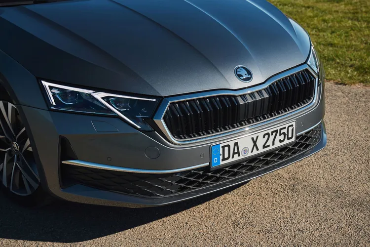 車頭造型重新設計，並搭載第二代Matrix LED智慧複眼頭燈。原廠照片