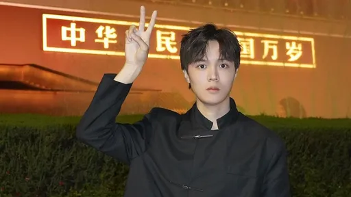 網紅黃崴崴讓天安門祝中華民國國慶　大膽比「64」推給楊丞琳