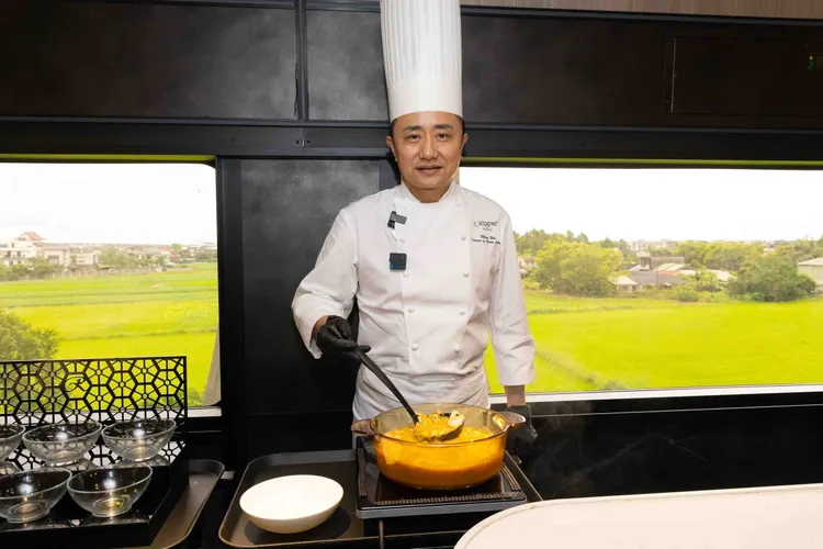 雄獅獨家觀光列車鳴日廚房首邀「晶華酒店-晶華軒鄔海明主廚」操刀新菜單。業者提供