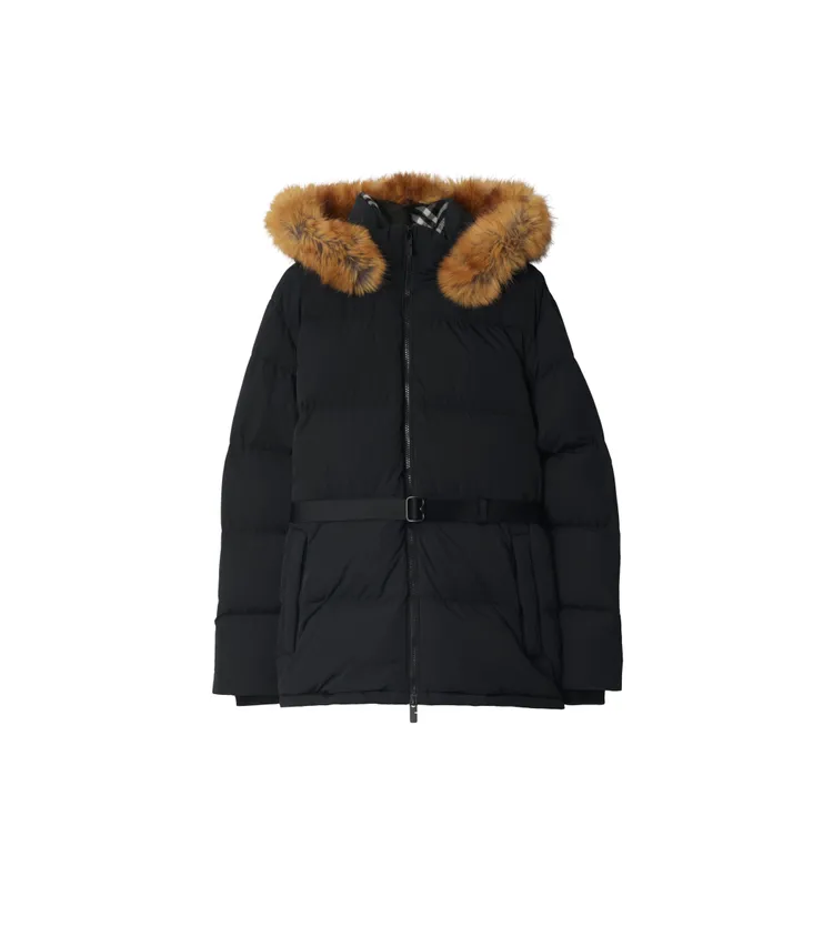 BURBERRY黑色短款尼龍羽絨服，6萬9000元。品牌提供
