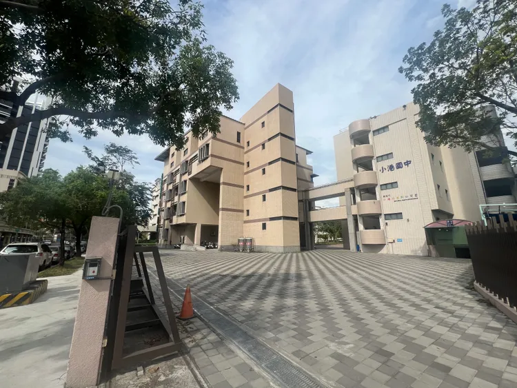 建案旁有港和國小與小港國中；休憩機能可到翠平公園與港墘兒童遊戲場，具備雙公園雙校園優勢。葉家銘攝