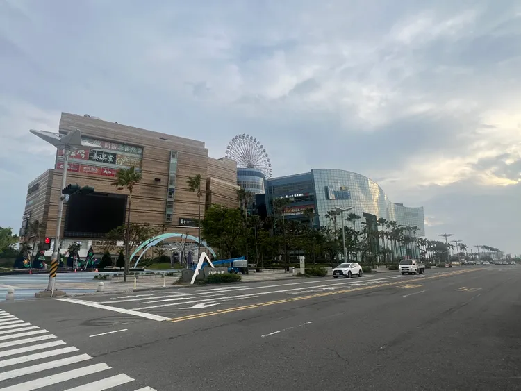 「曜安庭」距離「亞灣2.0智慧科技創新園區」不遠，依據google map所顯示車程5分鐘可到「SKM Park Outlets 高雄草衙」，12分鐘到「夢時代購物中心」。葉家銘攝