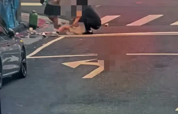 民眾將黃男抱往超商騎樓。警方提供