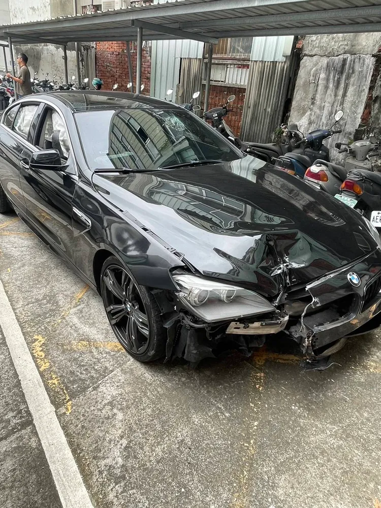 白男駕駛的BMW轎車為家人承租。民眾提供