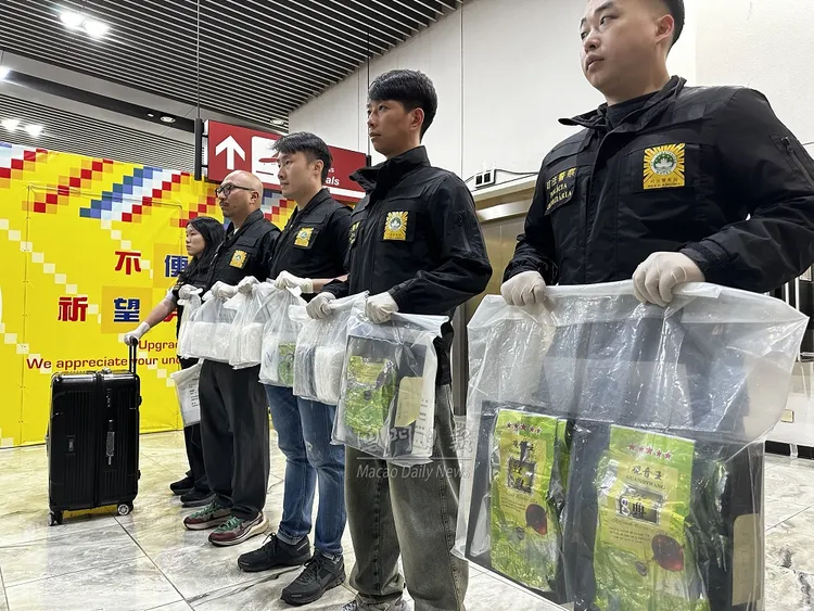 冰毒被分裝在茶包禮盒中。翻攝自澳門日報