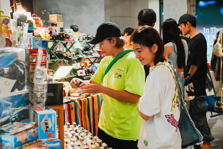 市集活動邀請了偷偷買市集和高雄聯手出擊，結合火車及玩具選物外，更匯集近百攤來自各地的餐飲及手作品牌。文化局提供