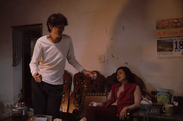 片中喜翔隨著〈愛情恰恰〉旋律扭腰擺臀，只為逗樂楊貴媚。今日影像藝術有限公司提供