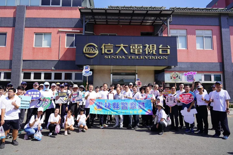 一行人參觀雲林在地信大電視台。縣警局提供