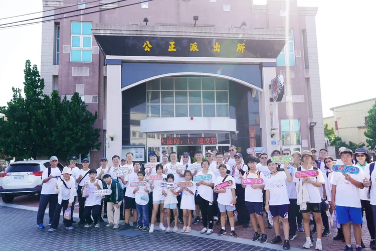 雲林縣警局長李建民帶領少年參觀派出所。縣警局提供