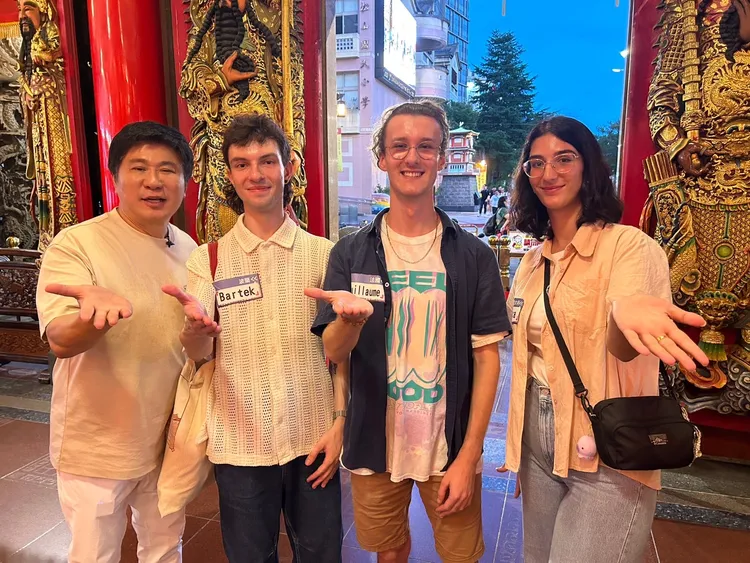 胡瓜（左一）帶外國學生們到台灣寺廟朝聖。《下面一位》提供