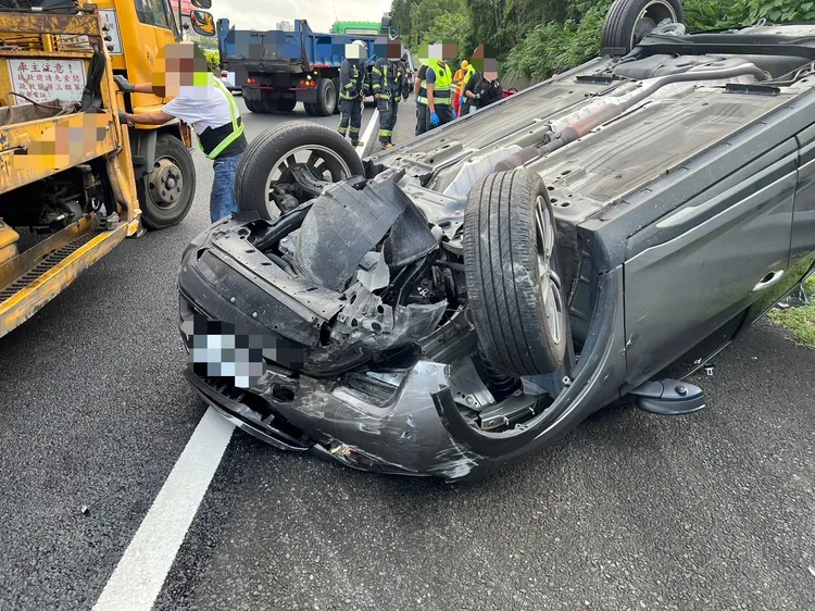 砂石車駕駛疑變壞車道不慎碰撞小客車釀禍。翻攝畫面