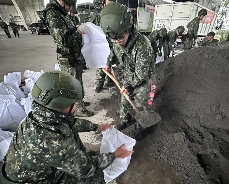 國軍弟兄沙包裝填與堆置。第三作戰區提供