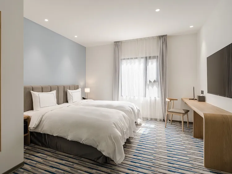 台中鳳凰酒店一泊一食住宿券下殺3.7折，只要2666元即可入住。業者提供