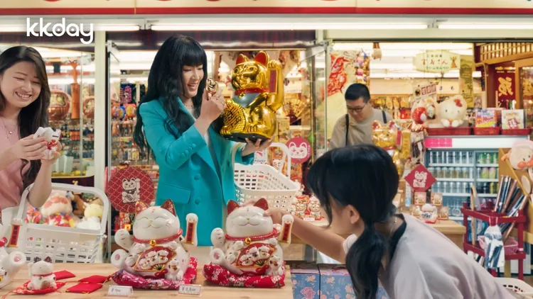 「國師」唐綺陽也在廣告裡發揮吃貨及買貨實力。KKday提供