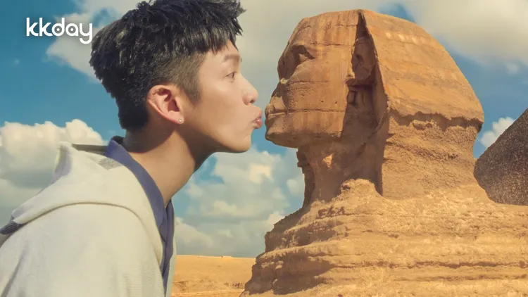 「國民男友」柯震東則負責帥氣可愛，與埃及人面獅身像大玩錯位親嘴照。KKday提供