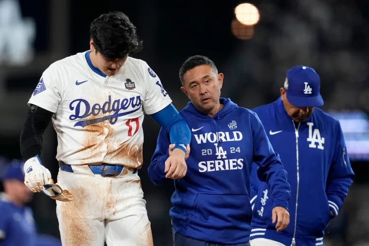 大谷翔平(左)被扶下場。美聯社