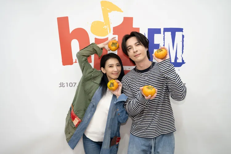 陳勢安（右）貼心準備柿子，祝福戴佩妮新專輯「勢（柿）在必行，事事（四柿）順利」。圖／妮樂佛提供