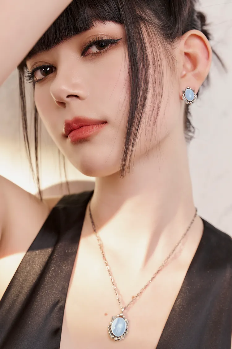 台灣限定款的藍紋瑪瑙中帶有白色蕾絲紋理。品牌提供