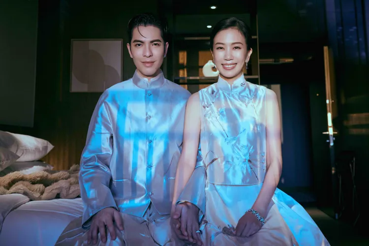 蕭敬騰老婆換上絲緞旗袍領露背訂製長禮服。喜鵲娛樂提供