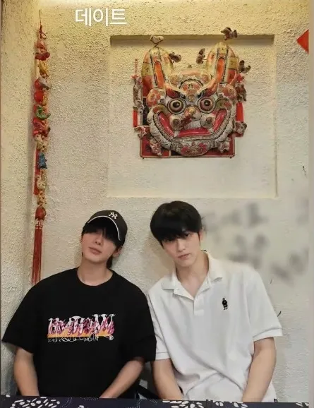 秀彬（右）和太顯來台吃排隊餐廳。翻攝Weverse