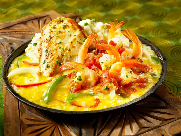 微風松高TGI FRIDAYS憑微風集團萬聖節活動DM至TGI FRIDAYS松高餐廳消費滿1200元，即可免費享用鐵板起司雞肉鮮蝦乙份。業者提供