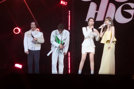 王心凌攻蛋超大咖天團拿槍衝上台亂射 組超古錐一日限定團