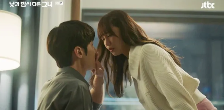 崔振赫透露鄭恩地看到《她的日與夜》劇本上這場酒醉襲吻戲必須用手擋掉，氣到踢他。翻攝JTBC