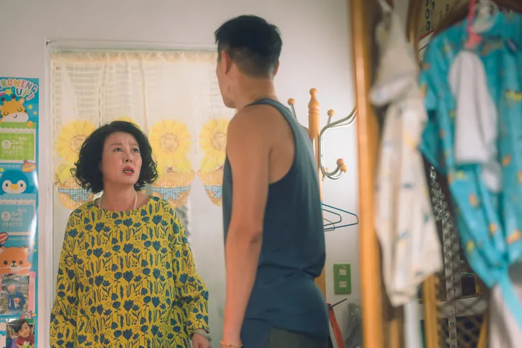 新科金鐘獎迷你劇集女配角苗可麗（左）詮釋不一樣的媽媽。鹿路電影提供