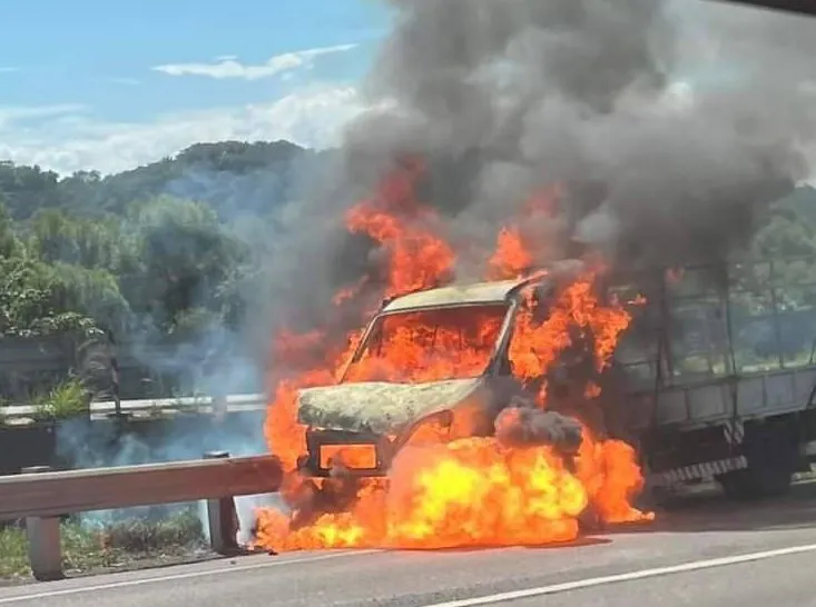 火燒車現場。翻攝畫面