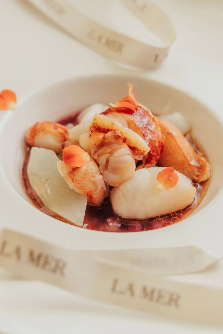 慢火烤波士頓龍蝦佐蔬菜精華液。業者提供