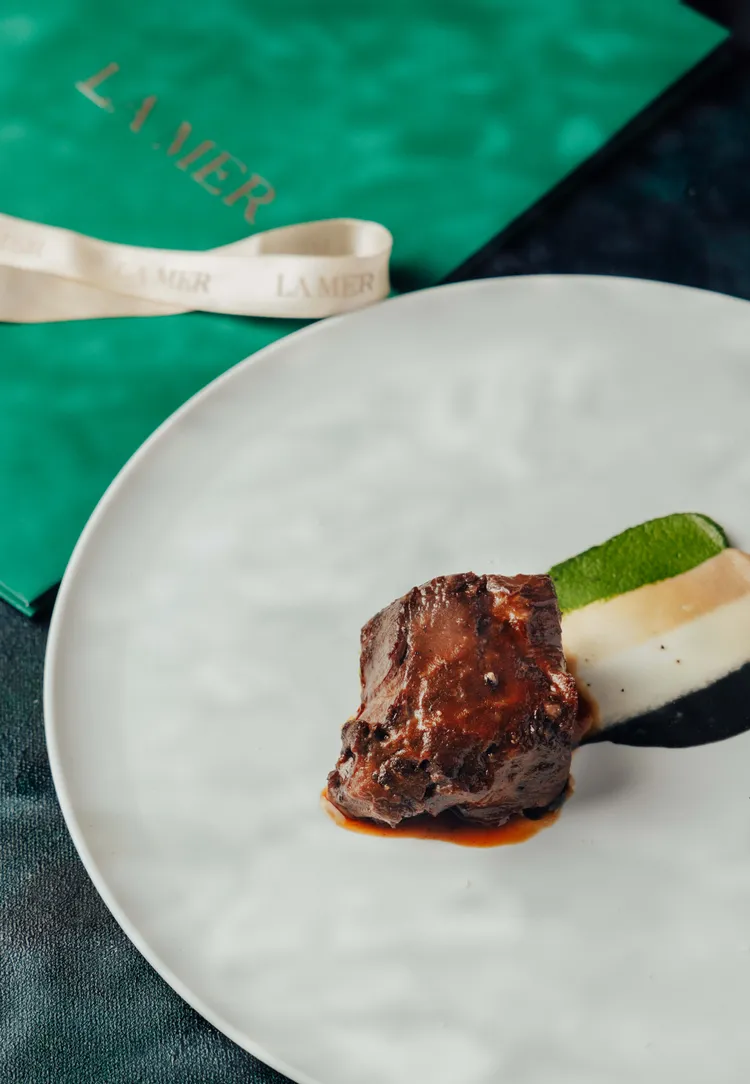 柏根地紅酒牛頰佐海洋拉娜馬鈴薯泥。業者提供