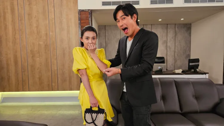 吳婉君（左）和傅子純在戲裡有逗趣互動。民視提供