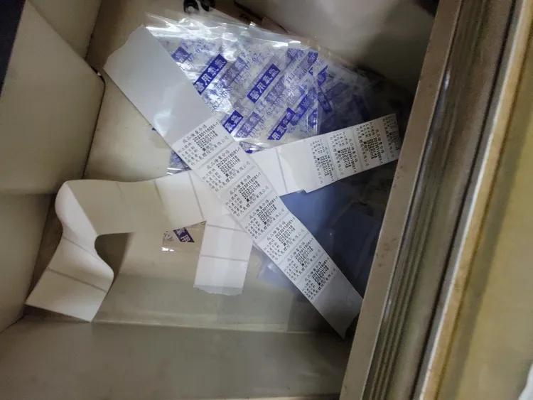 偽造的標籤及封膜。爆料人提供