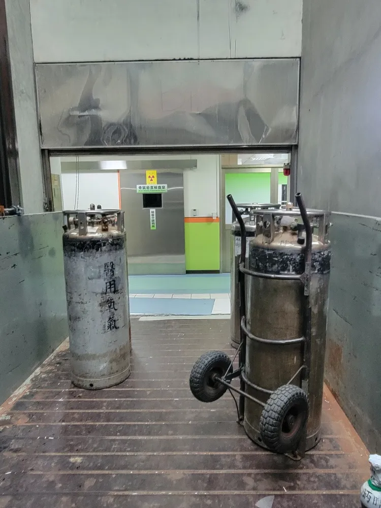 爆料員工說，他們在公司指使下，將混充醫用氧氣的工業氧氣，送到醫院供病患使用。爆料人提供