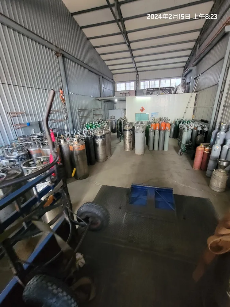 昞暉氣體公司內擺滿各式氣體，爆料人說，多數都是工業氣體用來混充醫療氣體。爆料人提供