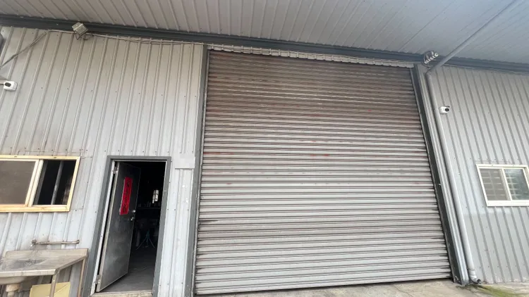 昞暉公司原本有2棟連棟的鐵皮屋存放氣體鋼瓶，目前大門深鎖，只留1個小門供出入。鮮明攝