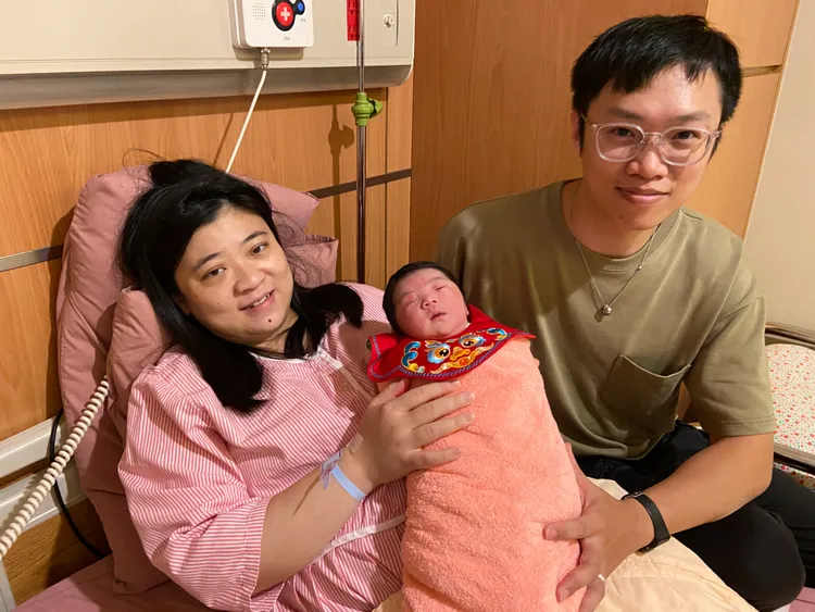 茂盛醫院今天凌晨2時18分接生首位國慶小龍女，令父母非常高興。茂盛醫院提供