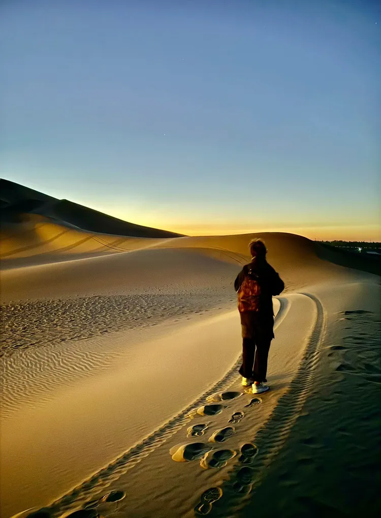 藍心湄曬敦煌沙漠美照。翻攝藍心湄臉書