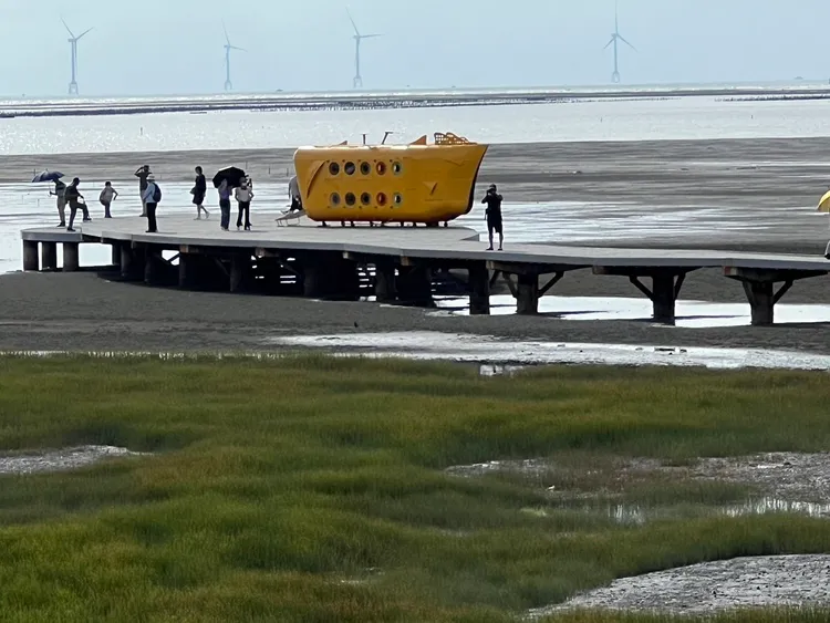 香山濕地日前擺放一艘潛水艇裝置藝術。黃蜀婷提供