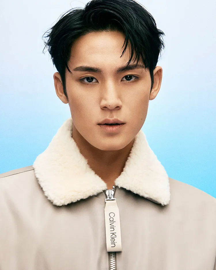 飛行員夾克透過材質與線條打造對比視覺。品牌提供