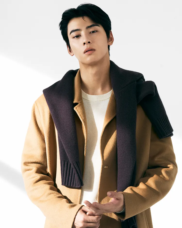 車銀優將羊毛混紡V領毛衣披在肩上打造層次穿搭。品牌提供