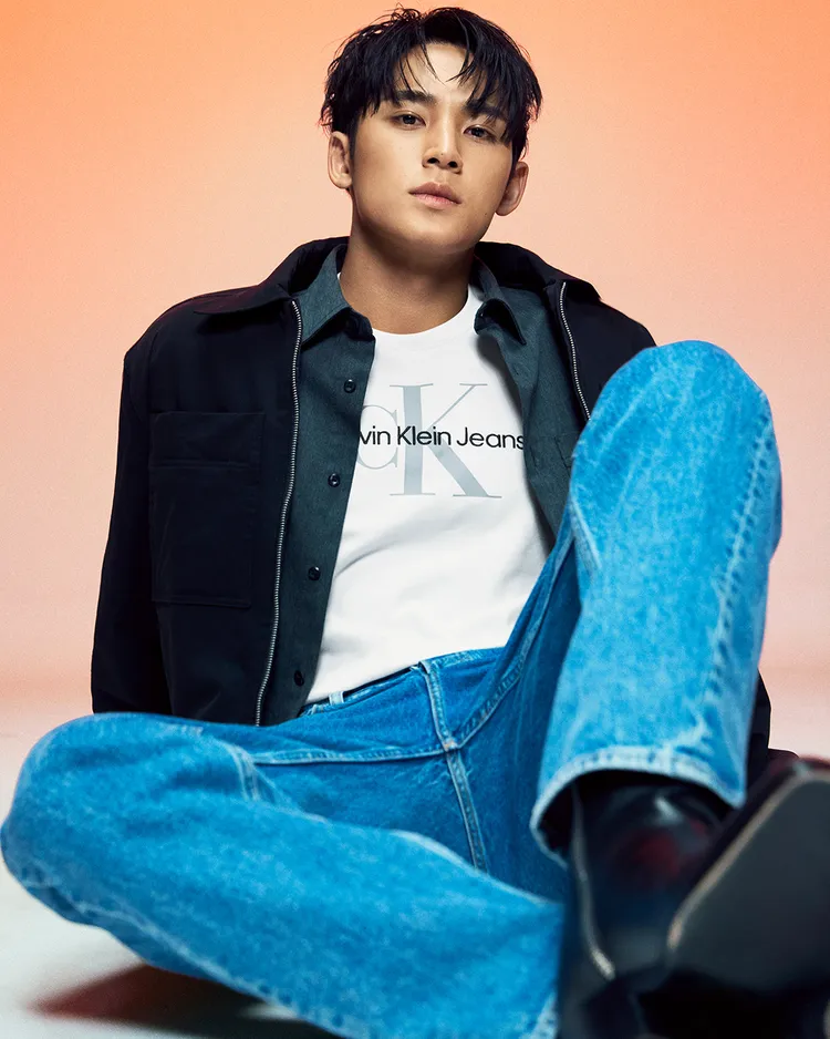 金珉奎以雙面造型夾克、Monologo T恤打造出復古型風格。品牌提供