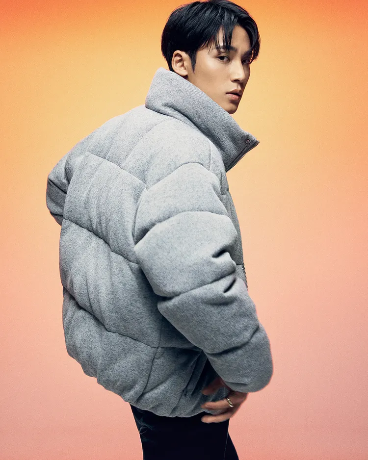 金珉奎搭配立領襯墊羽絨外套。品牌提供