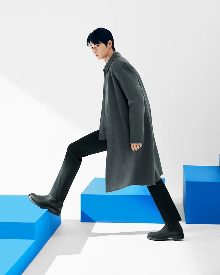 車銀優穿著羊毛長版大衣。品牌提供