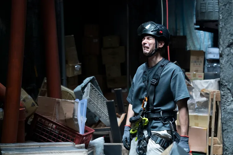 鳳小岳戲裡接黃冠智遺體崩潰大哭。果陀娛樂提供